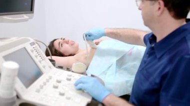 Mammolog doktor ultrason kullanarak göğüs ve lenf düğümlerini muayene ediyor. Mammografi ve ultrason taraması meme bezlerinin ana enstrümantal tanı metodlarıdır. Göğüs kanseri farkındalığı