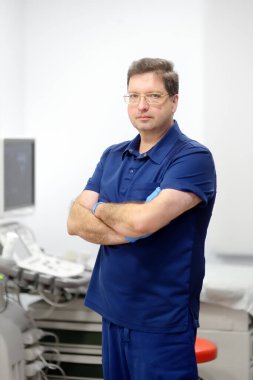 Hasta randevusu sırasında onkolog mamolog doktor portresi. Modern klinikte çalışırken ultrason taraması yaptım. Göğüs kanseri farkındalığı günü