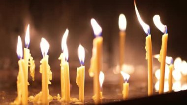 Kilisede yanan bir grup ince mum. Kilise cemaati bir Ortodoks veya Katolik kilisesinde mum yakar. Merhumun dinlenmesi için mumlar yakıldı. Hıristiyan Noel veya Paskalya