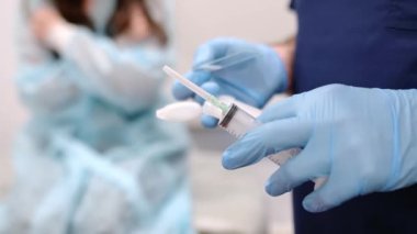 Meme bilimci doktor randevu sırasında meme kanseri teşhisi için ultrason kullanarak kadın göğüs ve lenf düğümlerini incelemeye hazırlanıyor. Onkolojist el ele tutuşup biyopsi gözlüğü ve şırınga kullanıyor..