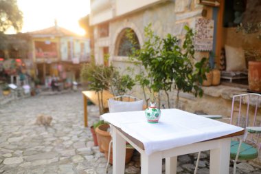 Karadağ 'daki Old Bar Town caddesindeki ulusal kafe masaları. Karadağ 'da turizm ve turizm