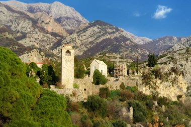 Eski Şehir Barındaki (Stari Grad Bar) Saat Kulesi 'nin görkemli Balkanlar dağlarının arka planındaki manzarası. Karadağ 'da turizm ve turizm