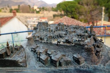 Karadağ 'ın Old Bar Town kenti - 8 Şubat 2025: Karadağ' daki görkemli Balkanlar dağlarının arka planında kale ve Old Town Bar 'ın (Stari Grad Bar) 3d modeli. Karadağ 'da turizm ve turizm