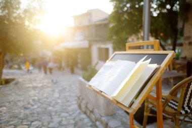 Karadağ 'daki Old Bar Town caddesindeki ulusal kafe masaları. Karadağ 'da turizm ve turizm