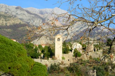 Eski Şehir Barındaki (Stari Grad Bar) Saat Kulesi 'nin görkemli Balkanlar dağlarının arka planındaki manzarası. Karadağ 'da turizm ve turizm