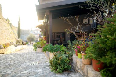 Karadağ 'daki Old Bar Town' ın pitoresk caddesi. Karadağ 'da turizm ve turizm