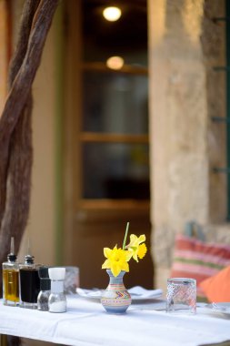 Karadağ 'daki Old Bar Town caddesindeki ulusal restoran masaları. Dikey görünüm