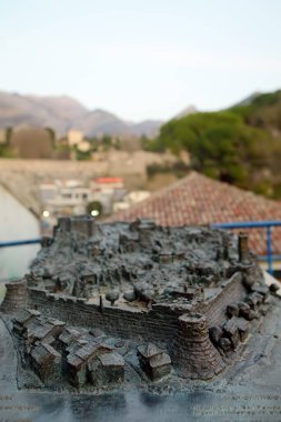 Karadağ 'ın Old Bar Town kenti - 8 Şubat 2025: Karadağ' daki görkemli Balkanlar dağlarının arka planında kale ve Old Town Bar 'ın (Stari Grad Bar) 3d modeli. Karadağ 'da turizm ve turizm