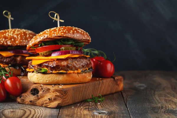 Dva Vynikající Domácí Hamburgery Hovězím Sýrem Zeleninou Starém Dřevěném Stole Royalty Free Stock Obrázky
