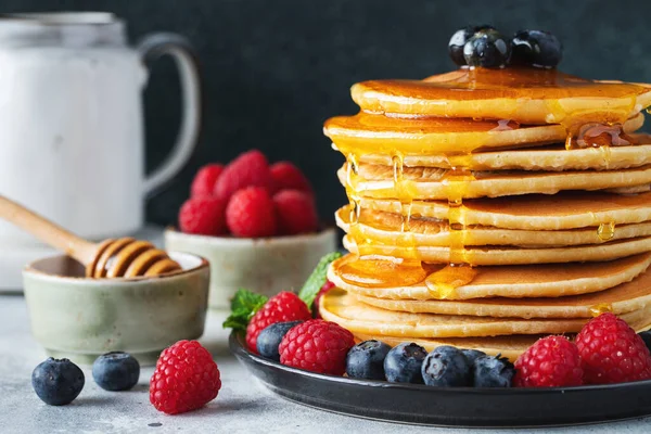 Close Delicious Pancakes Fresh Blueberries Raspberry Maple Syrup Honey Dark Stockfoto