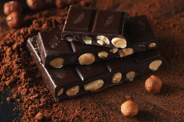 Тёмный Молочный Шоколад Орехами Тёмном Фоне Посыпанный Какао Порошком Шоколадные — стоковое фото