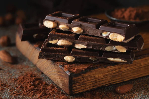 Тёмный Молочный Шоколад Орехами Тёмном Фоне Посыпанный Какао Порошком Шоколадные — стоковое фото