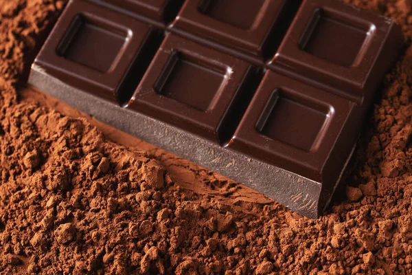 Tmavá Mléčná Čokoláda Oříšky Tmavém Pozadí Posypaná Kakaovým Práškem Čokoládové — Stock fotografie