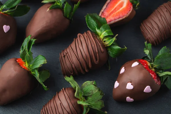 Gourmet Chocolade Bedekt Aardbeien Donkere Achtergrond Stockfoto