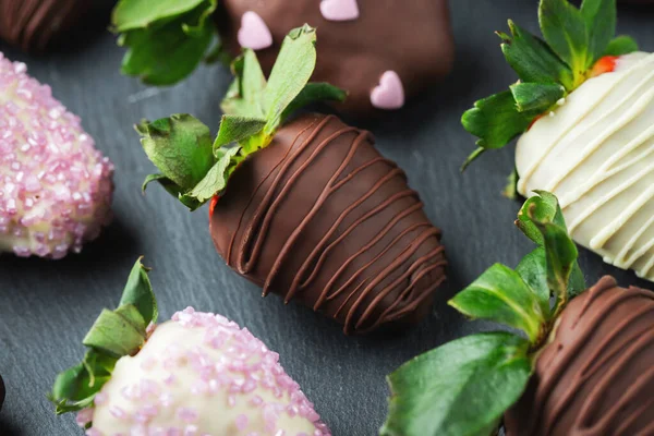 Fresas Cubiertas Chocolate Gourmet Fondo Oscuro —  Fotos de Stock