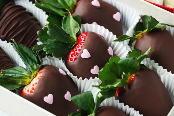 Gurmánská Čokoláda Zakryla Jahody Světlém Pozadí Lahodné Jahody Krabici Valentýna Stock Snímky