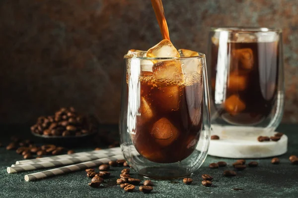Eiskaffee Einem Hohen Glas Mit Sahne Übergossen Eiswürfel Und Bohnen — Stockfoto
