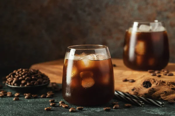 Eiskaffee Einem Hohen Glas Mit Sahne Übergossen Eiswürfel Und Bohnen Stockfoto