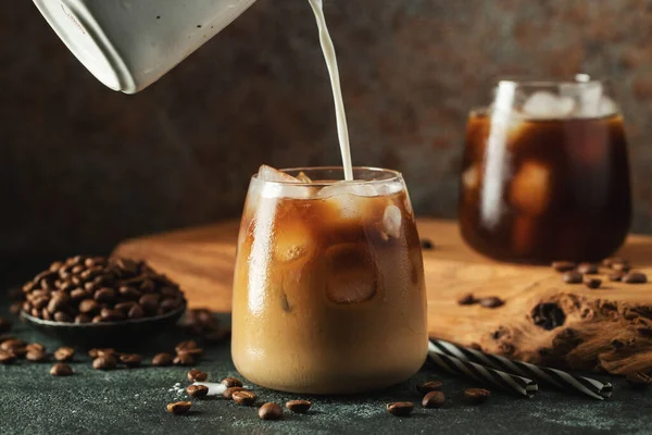 Eiskaffee Einem Hohen Glas Mit Sahne Übergossen Eiswürfel Und Bohnen lizenzfreie Stockbilder