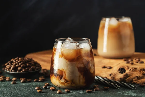 Eiskaffee Einem Hohen Glas Mit Sahne Übergossen Eiswürfel Und Bohnen lizenzfreie Stockfotos