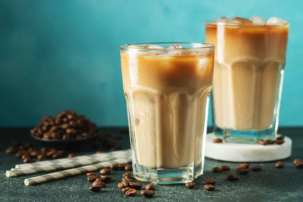 Eiskaffee Einem Hohen Glas Mit Sahne Übergossen Eiswürfel Und Bohnen — Stockfoto