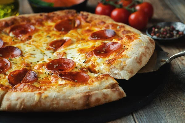 Plátek Horké Italské Pizzy Natahovacím Sýrem Pizza Pepperoni Tmavém Dřevěném Stock Fotografie