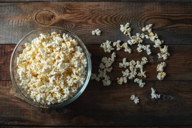 Ahşap arka planda patlamış mısır. Yemek ve atıştırmalık kavramları. En düşük görünüm modeli. Kopyalama alanı olan üst görünüm