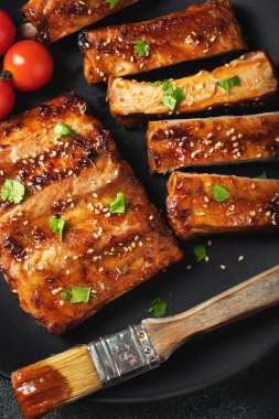 Barbekü soslu bir tabakta servis edilen sıcak ızgara pirzola. Üst Manzara. Boşluğu kopyala.