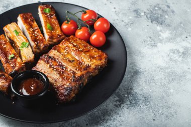 Barbekü soslu ızgara domuz pirzolası ve balda karamelize edilmiş. Hafif beton arka planda dosyalama yapmak için ahşap bir tahtada biraya lezzetli atıştırmalıklar. Kopyalama alanı olan üst görünüm.