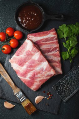 Çiğ et. Sırtından çiğ domuz kaburgası ve siyah bir arka planda et. arkaplan resmi, boşluk metni kopyala