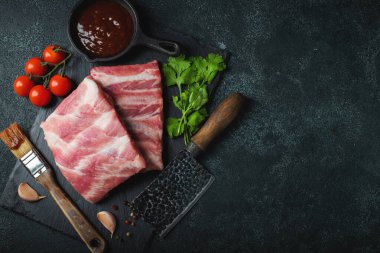 Çiğ et. Sırtından çiğ domuz kaburgası ve siyah bir arka planda et. arkaplan resmi, boşluk metni kopyala