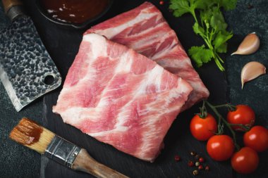 Çiğ et. Sırtından çiğ domuz kaburgası ve siyah bir arka planda et. arkaplan resmi, boşluk metni kopyala