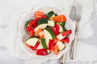 Seramik kasede taze taze sebze küpleri.