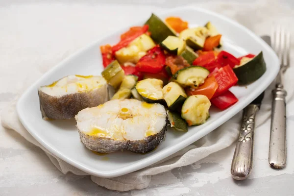 Pieczone Warzywa Gotowaną Rybą Białym Talerzu Ceramice — Zdjęcie stockowe