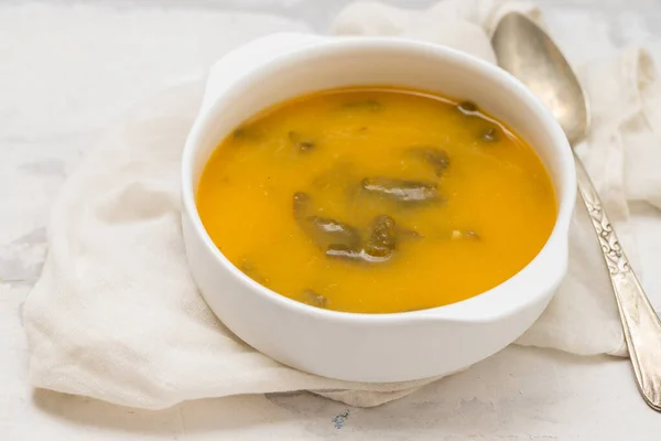 Soupe Légumes Avec Craquelins Dans Bol Blanc Sur Céramique Grise — Photo