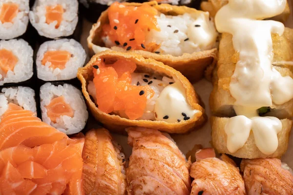 Różne Sushi Nigiri Zestaw Maki Różnorodne Japońskie Sushi Tuńczykiem Krabem — Zdjęcie stockowe