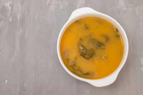 Sup Sayuran Dengan Kerupuk Dalam Mangkuk Putih Pada Keramik Abu — Stok Foto