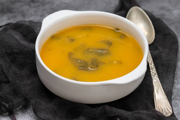 Sup Sayuran Dengan Kerupuk Dalam Mangkuk Putih Pada Keramik Abu — Stok Foto