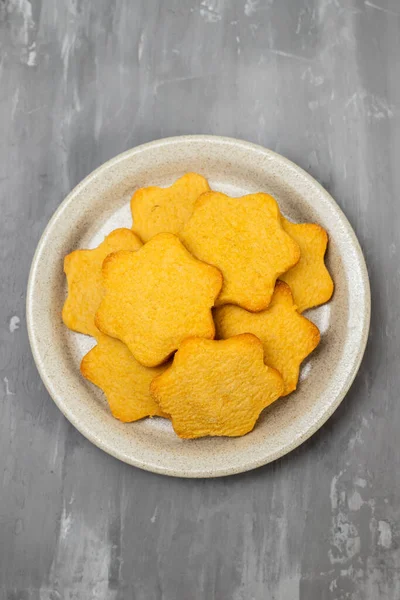 Smör Cookies Isolerade Ljusbrun Platta Keramiska — Stockfoto