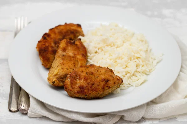 Pyszne Chrupiące Panierowane Paski Piersi Kurczaka Gotowanym Ryżem Białym Talerzu — Zdjęcie stockowe
