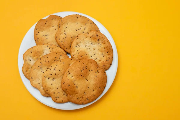 奶油饼干 用浅褐色的黄色盘子隔开 — 图库照片