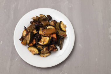 Seramik üzerinde küçük, güzel bir kasede pişmiş sebze.