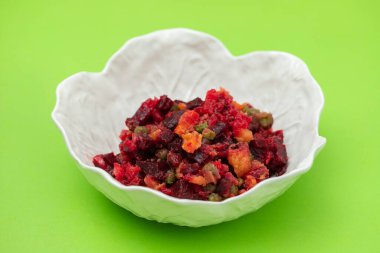 Pancar ve haşlanmış sebze. Beyaz kasede geleneksel Rus ev yapımı salata..