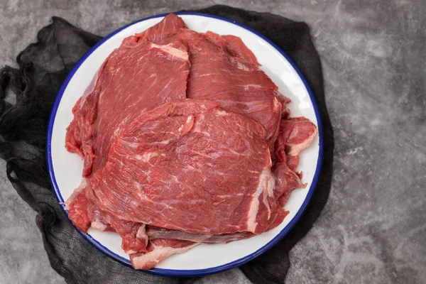 セラミックの上に白皿の上の新鮮な生牛ステーキ — ストック写真