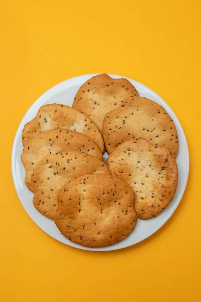 Smör Cookies Isolerade Ljusbrun Platta Gul — Stockfoto