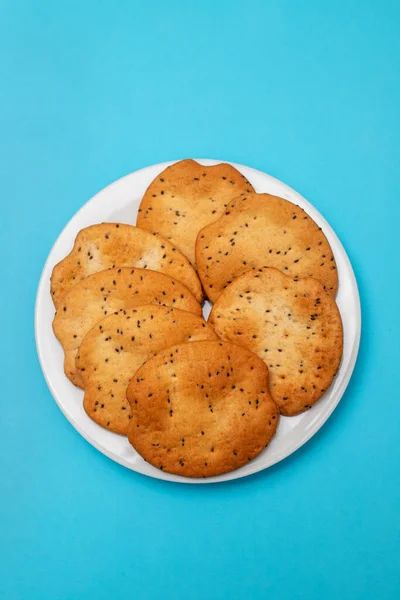 Biscoitos Manteiga Isolado Placa Marrom Claro Azul — Fotografia de Stock