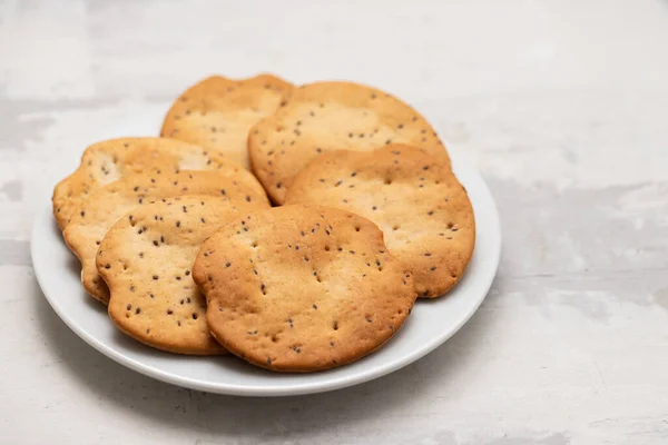Biscoitos Manteiga Isolados Placa Marrom Claro Cerâmica — Fotografia de Stock
