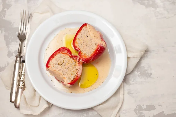 Papryka Czerwona Nadziewana Mięsem Warzywami Serem Ziołami Naczyniu Pieczenia Ceramicznym — Zdjęcie stockowe