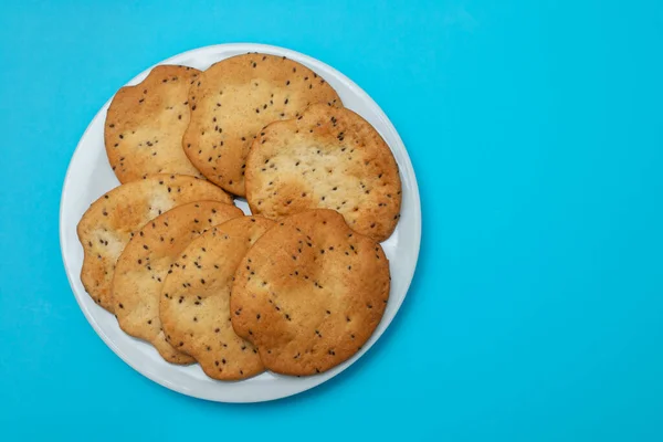 奶油饼干 用浅褐色的蓝色盘子隔开 — 图库照片