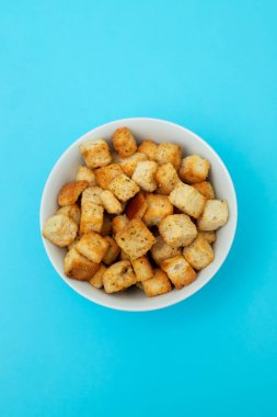 Crispy dry cubes of white bread in white bowl